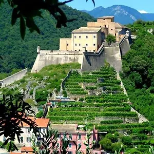 Guardando Il Castello Finale Ligure